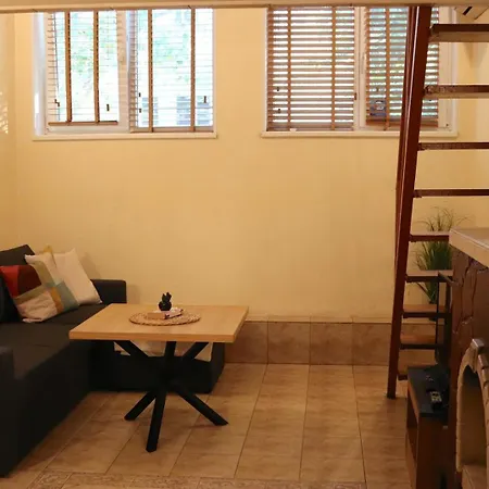 Апартаменти Cozy Nest Charming Loft In The Heart Of Варна