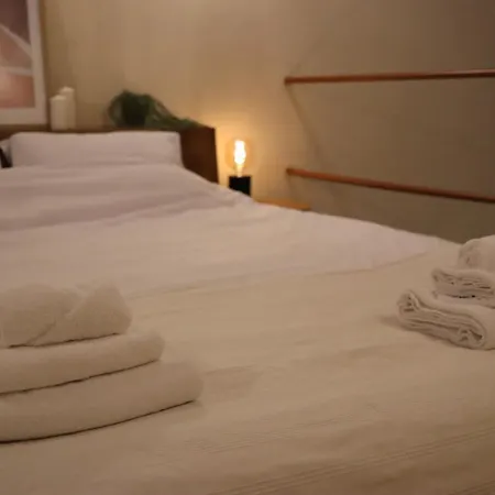 Daire Cozy Nest Charming Loft In The Heart Of